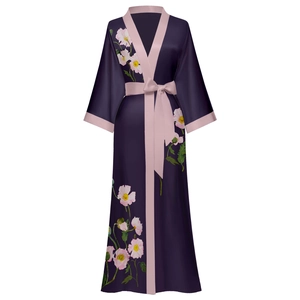 Robe de chambre longue en satin bleu marine à fleurs roses avec ceinture assortie