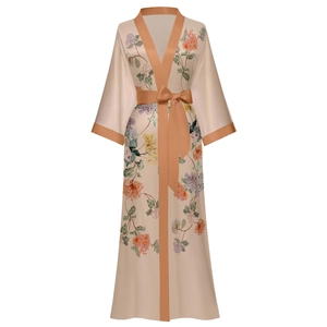 Robe de chambre élégante en satin pour femme avec imprimé floral et bordure rose