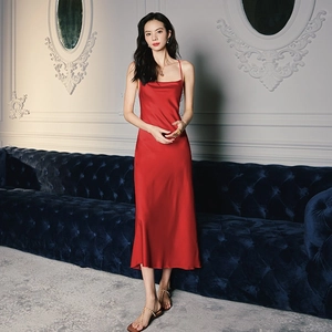 Élégante nuisette en soie rouge avec col bénitier et dos nu pour vêtements de nuit femme