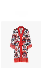 Détails du peignoir en satin avec motifs floraux ethniques et bordures à franges rouges