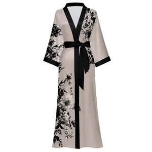 Peignoir kimono en satin champagne avec imprimé floral et finitions noires