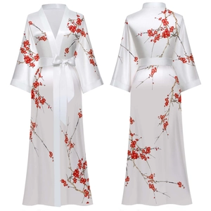 Peignoir élégant en satin blanc pour femme avec imprimé floral de fleurs de prunier rouges