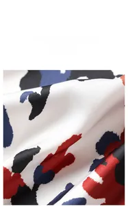 Détail macro du tissu satiné brillant avec motif léopard abstrait rouge et bleu éclatant