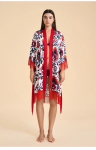 Détail du kimono à imprimé floral avec des franges rouges et un style bohème chic