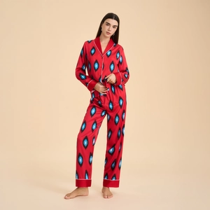 Pigiama da donna in raso rosso a due pezzi con motivo ikat e maglia a maniche lunghe abbottonata