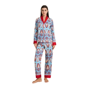 Set pigiama da donna azzurro con stampa ikat, maniche lunghe e scollo a V alla moda