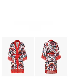 Vue avant et arrière du peignoir en satin fleuri avec bordures à franges et ceinture