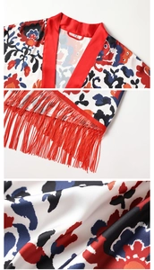 Détails du peignoir en satin à fleurs avec franges rouges et texture de tissu soyeux