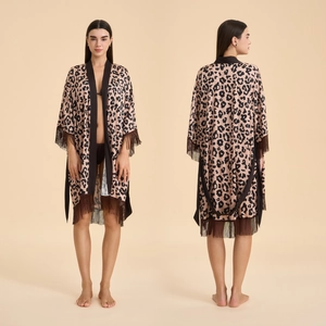 Peignoir en satin léopard pour femmes avec franges, vue de face et de dos de ce kimono chic