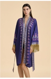 Détail du peignoir kimono violet avec broderie ethnique et franges dorées aux manches