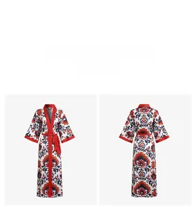 Vue avant et arrière d'un peignoir long en satin à fleurs avec une ceinture rouge
