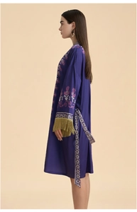Détail du peignoir violet avec broderie florale et franges dorées sur les manches