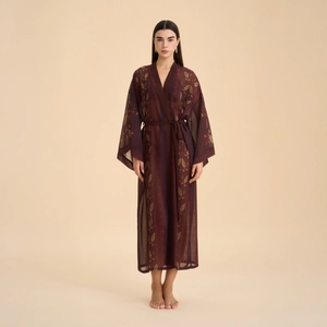 Long peignoir en mousseline bordeaux avec imprimé floral et ceinture à la taille