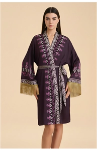 Détails de peignoir en satin violet foncé avec broderies et glands dorés élégants