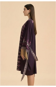 Détails de robe de chambre en satin violet avec des franges dorées et broderies