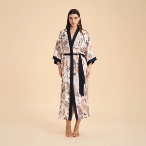 Peignoir en satin à motif paisley pour femme avec bordures noires et ceinture assortie