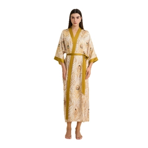 Peignoir élégant en satin doré avec motif plumes de paon et bordure en soie jaune pour femme