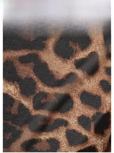 Dettaglio macro della trama del tessuto leopardato con stampa di alta qualità