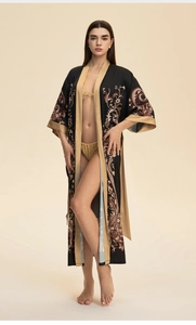 Détail d'un peignoir en satin à fleurs avec motif paisley et finitions couleur champagne