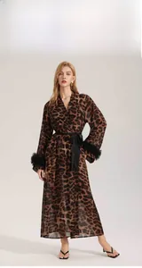 Dettaglio della vestaglia leopardata con polsini a rete e cintura in raso nero