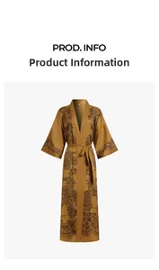 Détail du peignoir en satin ocre avec motifs floraux noirs et ceinture assortie nouée