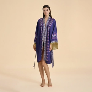 Peignoir kimono violet élégant avec imprimé floral et franges dorées pour femmes