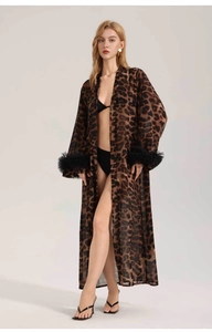 Dettaglio della vestaglia leopardata con eleganti polsini in rete nera e tessuto di chiffon