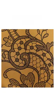 Gros plan détaillé du tissu satiné doré avec un motif floral en dentelle noire chic