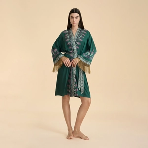 Peignoir vert foncé avec broderie florale, franges dorées et ceinture à la taille