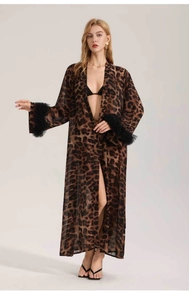 Dettaglio della vestaglia leopardata con polsini in piuma e tessuto di chiffon