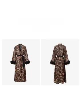 Lunga vestaglia leopardata con polsini in piume nere e cintura abbinata in vita per donna