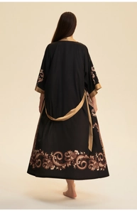Vue arrière du long peignoir kimono noir avec motif paisley doré et ceinture en satin