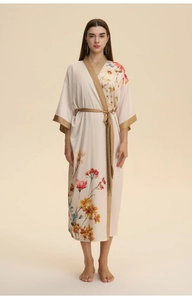 Détail d'un peignoir en satin à fleurs avec bordures dorées et ceinture élégante