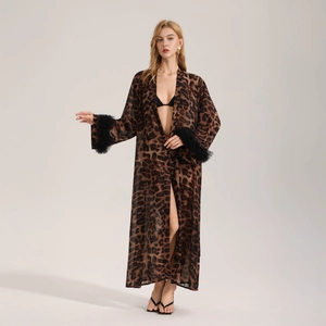 Vestaglia lunga leopardata con polsini in piume e tessuto in chiffon leggero e trasparente