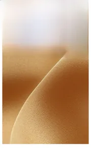 Nahaufnahme von goldenem Satinstoff mit glatter Textur und luxuriösem Glanz-Finish