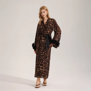 Vestaglia lunga maculata con polsini piumati e cintura nera per un look elegante
