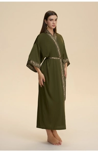 Detaillierte goldene Blumenstickerei an den Ärmeln des olivgrünen Seidenkaftans