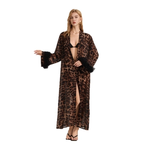 Vestaglia lunga leopardata con polsini in piume nere e tessuto leggero e fluente