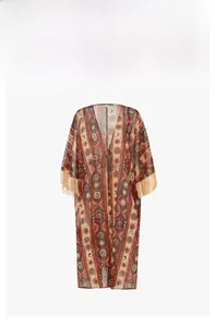 Detail eines Chiffon-Kimono-Überwurfs mit Boho-Print und goldenen Fransen