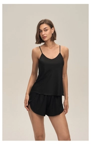 Détail d'un ensemble pyjama en satin noir avec texture soyeuse et finition brillante