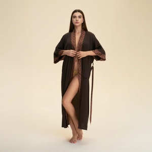 Eleganter langer brauner Satin-Morgenmantel für Damen mit Blumenbesatz und Gürtel