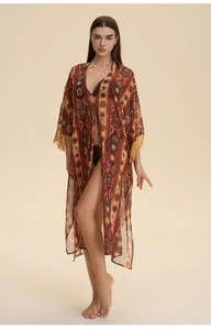 Detail der Boho Chiffon Robe mit Sonne-Mond-Druck und gelben Quasten an den Ärmeln