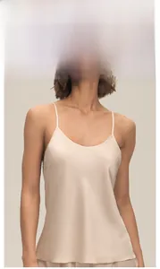 Gros plan du caraco en satin champagne avec fines bretelles et texture en soie