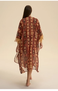 Rückansicht eines Chiffon-Morgensacks mit Ethno-Muster und gelben Fransen an den Ärmeln