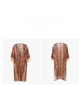 Detailansicht des Boho-Chiffon-Überwurfs mit Sonnen-Mond-Prints und beigen Quasten