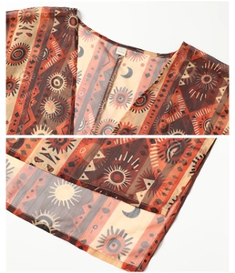 Detail eines Chiffon-Morgenshirts mit Boho-Print und Etikett für Einheitsgröße