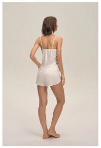 Vue arrière d'un ensemble de nuit en satin blanc avec dos élastique et short