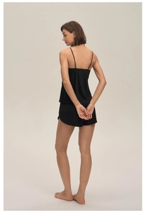 Vue arrière d'un ensemble pyjama en satin noir montrant le haut et le short assorti