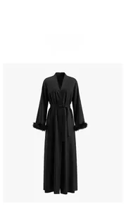 Détail d'un peignoir de luxe en soie noire avec poignets en plumes et ceinture à la taille