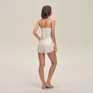 Ensemble pyjama élégant en satin blanc pour femme avec caraco et short soyeux